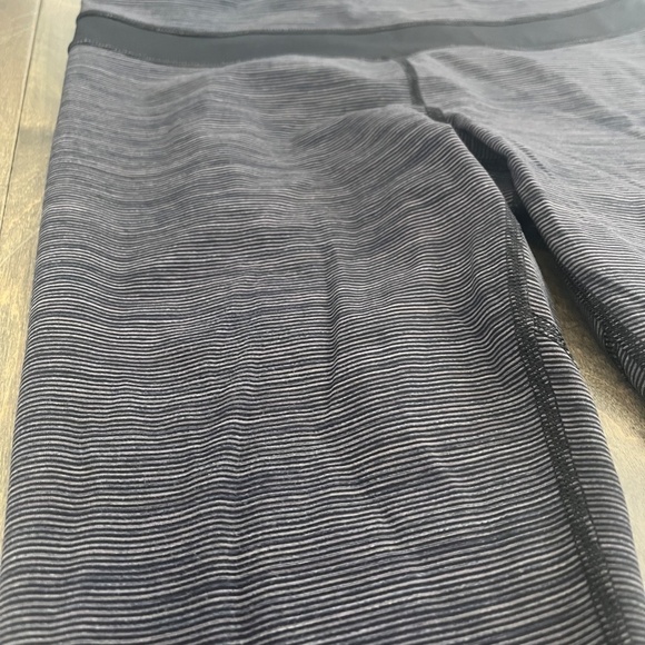 Lululemon Black and White Stripe Back Pocket Crop Leggings - Picture 3 of 6